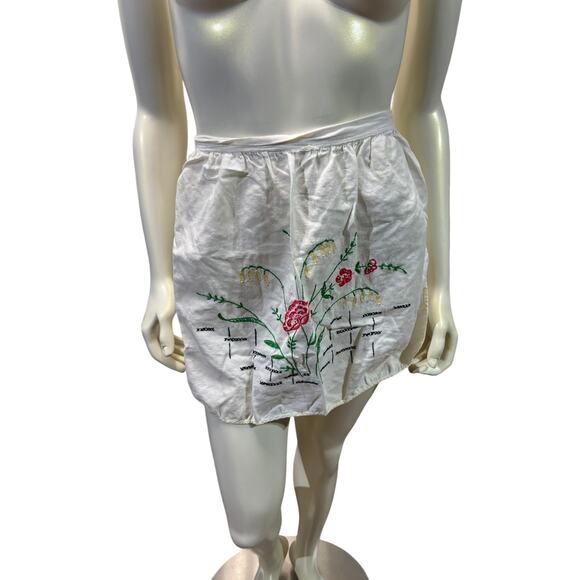 Vintage 1950 Half Apron White Cotton Hand Embroidered Floral Garden Apron Roses - Picture 11 of 12